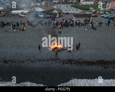 Aberaeron HARBOUR WEST WALES UK bandes et d'une parade menée par un poisson de 20 pieds, le fiesta voit l'honneur de la ville de pêche le maquereau. Le port, Aberaero Banque D'Images