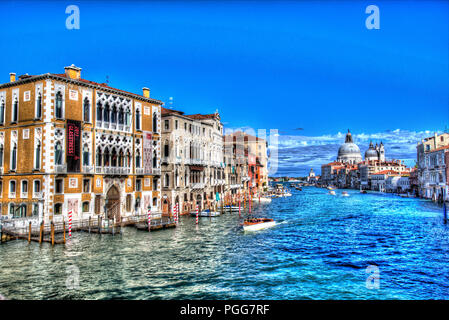 Ville de Venise en Italie. Le Grand Canal de Venise, avec le palais du Palais Cavalli-Franchetti sur la gauche de l'image. Banque D'Images