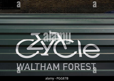 Toit d'un hangar à vélo sur la commune de Waltham Forest Banque D'Images