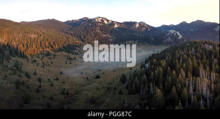 Tôt le matin de brume à Veliki Lubenovac Velebit du Nord, Croatie, Banque D'Images