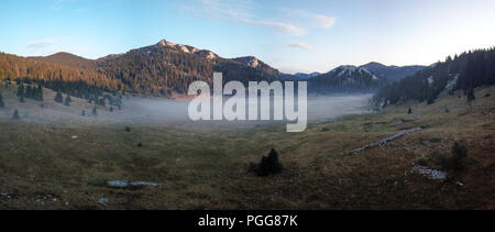 Tôt le matin de brume à Veliki Lubenovac Velebit du Nord, Croatie, Banque D'Images