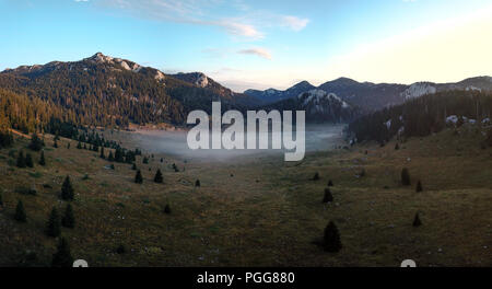 Tôt le matin de brume à Veliki Lubenovac Velebit du Nord, Croatie, Banque D'Images