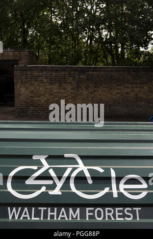 Toit d'un hangar à vélo sur la commune de Waltham Forest Banque D'Images