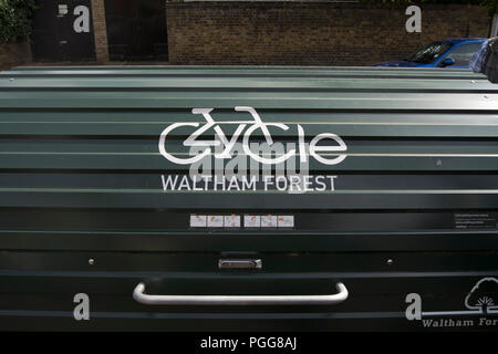 Toit d'un hangar à vélo sur la commune de Waltham Forest Banque D'Images