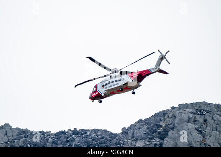 OGWEN GLEN / PAYS DE GALLES - 29 avril 2018 : British HM Coastguard helicopter Sikorsky S-92 exploité par Bristow Helicopters effectuant un exercice de sauvetage à l'OG Banque D'Images