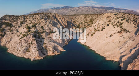 Zavratnica est un 900 m de long d'entrée étroit situé au pied de la puissante montagne Velebit, dans la partie nord de la mer Adriatique. Banque D'Images