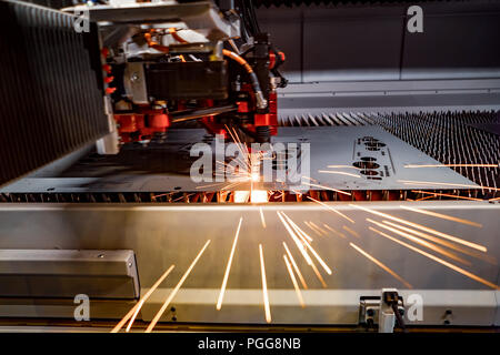 Découpage au laser CNC metal, la technologie industrielle moderne. Petite profondeur de champ. Avertissement - tir authentique dans des conditions difficiles. Banque D'Images