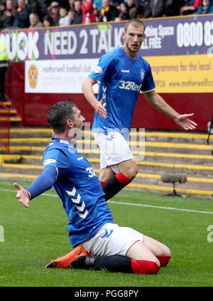 Kyle Lafferty des Rangers fête marquant son premier but et d'autre avec d'autres coéquipiers pendant le Ladbrokes Scottish Premiership match au parc de sapin, Motherwell. Banque D'Images