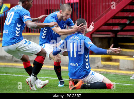 Kyle Lafferty des Rangers fête marquant son premier but et d'autre avec d'autres coéquipiers pendant le Ladbrokes Scottish Premiership match au parc de sapin, Motherwell. Banque D'Images