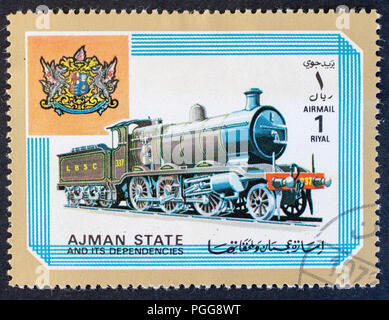 AJMAN - ÉTAT VERS 1972 : un timbre imprimé en Émirats Arabes Unis, spectacles, séries de locomotives, vers 1972 Banque D'Images