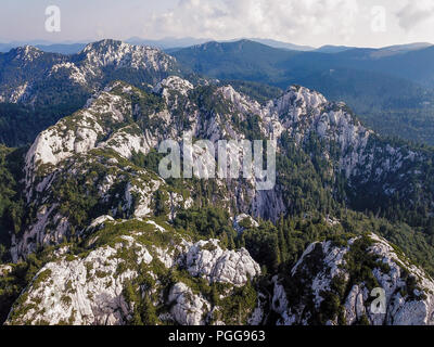 Le parc national du Velebit nord (Croate : Nacionalni park Sjeverni Velebit) est célèbre pour sa variété de paysage karstique de formes. Banque D'Images