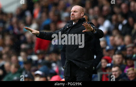 Burnley manager Sean Dyche indique à ses joueurs au cours de la Premier League match à Craven Cottage, à Londres. Banque D'Images