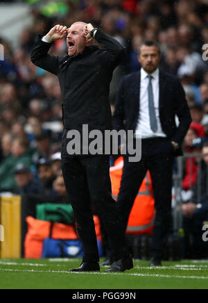 Burnley manager Sean Dyche indique à ses joueurs au cours de la Premier League match à Craven Cottage, à Londres. Banque D'Images