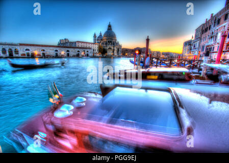 Ville de Venise en Italie. Crépuscule sur l'artistique Bassin de Saint Marc, à l'entrée du Grand Canal. Banque D'Images