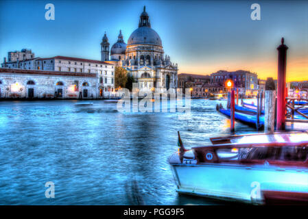 Ville de Venise en Italie. Crépuscule sur l'artistique Bassin de Saint Marc, à l'entrée du Grand Canal. Banque D'Images