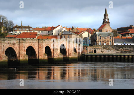 Rivière Tweed coule sous le pont de Berwick à Berwick upon Tweed, Northumberland. Berwick-upon-Tweed de ville avec sa tour de l'horloge haut sur le droit Banque D'Images