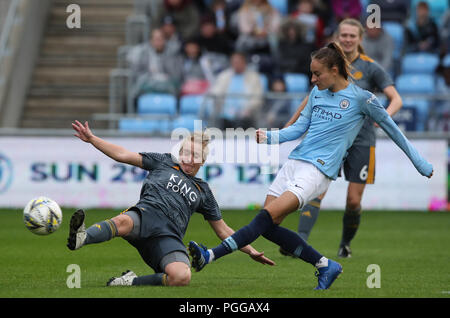 Manchester City Tessa Wullaert du côté des scores son premier but du jeu passé Leicester City Women Sherry McCue pendant l'Pneus Continental Cup, un groupe de comparaison à l'Académie du Nord, du Stade de Manchester. Banque D'Images