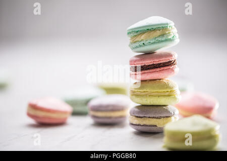 Close-up of colorful macarons faits maison sur la table. Banque D'Images