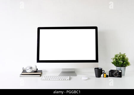 Table de bureau espace de travail avec ordinateur, appareil photo, écouteurs, café et bande de film sur la création de 24. Banque D'Images