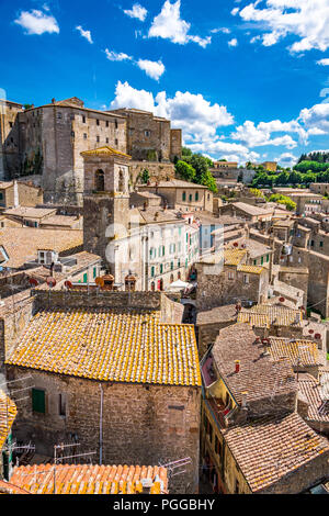 Sorano est une ville de la province de Grosseto, dans le sud de la Toscane. C'est une ancienne ville médiévale de colline penchée d'une pierre tuf au-dessus de la rivière lente. Banque D'Images