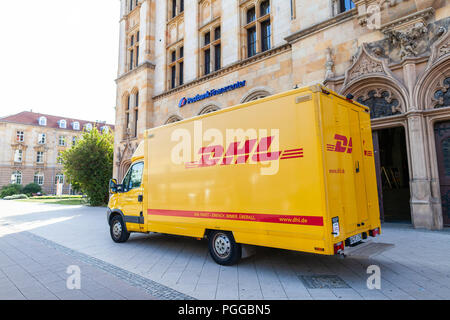 MAGDEBURG / ALLEMAGNE - 22 août 2018 : German Parcel van de DHL se trouve dans une zone piétonne de charger des paquets. Banque D'Images