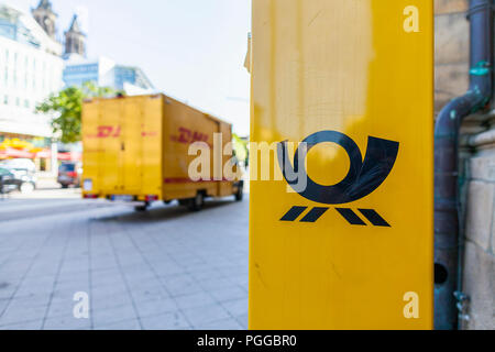 MAGDEBURG / ALLEMAGNE - 22 août 2018 : German Parcel van de DHL se trouve dans une zone piétonne de charger des paquets. Banque D'Images