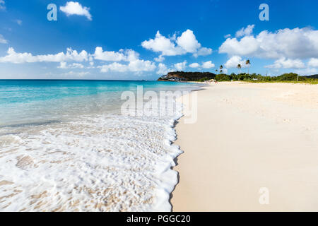 Plage de Darkwood tropical idyllique à l'île d'Antigua dans les Caraïbes avec le sable blanc, l'eau de l'océan turquoise et ciel bleu Banque D'Images