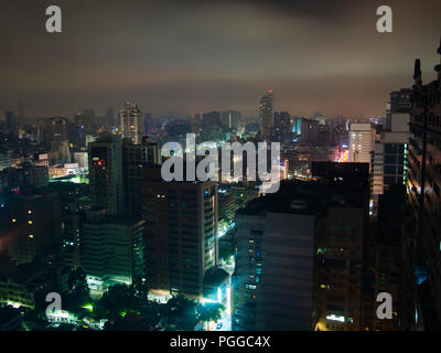 Rues de la région de Kaohsiung, Taïwan dans la nuit avec la pollution lumineuse et colorée citylights sky Vue de dessus Banque D'Images