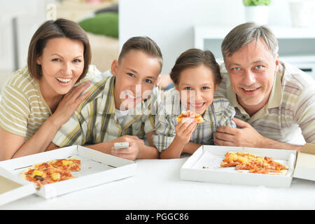 Portrait d'une grande famille heureuse eating pizza Banque D'Images