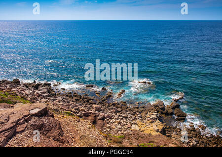 Alghero, Sardaigne / ITALIE - 2018/08/11 : Vue panoramique de la Cala Porticciolo golfe avec des falaises sur la Cala Viola dans le golfe de Porto Conte P régional Banque D'Images