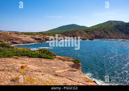 Alghero, Sardaigne / ITALIE - 2018/08/11 : Vue panoramique de la Cala Porticciolo golfe avec des falaises sur la Cala Viola dans le golfe de Porto Conte P régional Banque D'Images
