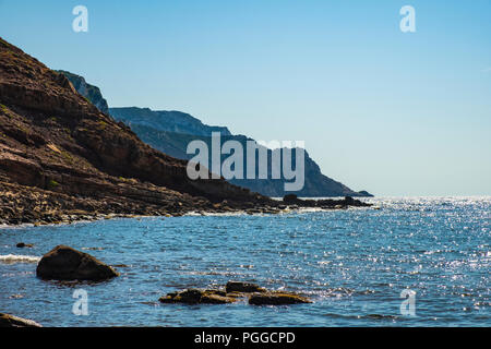 Alghero, Sardaigne / ITALIE - 2018/08/11 : Vue panoramique de la Cala Porticciolo golfe avec des falaises sur la Cala Viola dans le golfe de Porto Conte P régional Banque D'Images