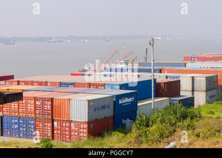 Le port de Mongla est le 2e port maritime du Bangladesh. Il est situé dans le district de Bagerhat, dans le sud-ouest du pays. Banque D'Images