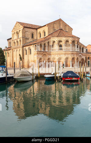 Chiesa dei Santi Maria e Donato, l'île de Murano, Venise, Vénétie, Italie avec un reflet dans le canal ci-dessous sur une journée d'hiver couvert Banque D'Images