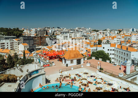 Lisbonne, Portugal - 20 août 2017 : Les gens s'amuser dans la piscine sur le dessus de la ville de Lisbonne Bâtiments Skyline Banque D'Images