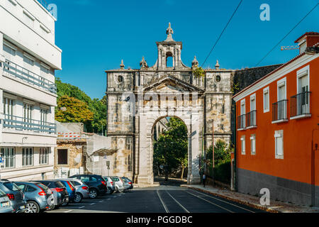 Lisbonne, Portugal - 20 août 2017 : De l'aqueduc des eaux libres (Aqueduto Das Aguas Livres) et commémorative d'Amoreiras Arch dans domaine de Lisboa Banque D'Images