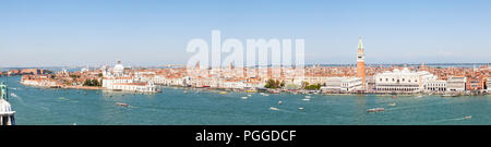 Antenne de toit panoramique cityscape of Venice, Veneto, Italie. Bacino San Marco, le Palais des Doges, Le Campanile, la Punta della Dogana, Basilique Santa Maria della Banque D'Images