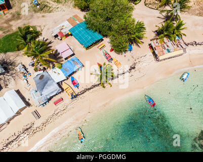 Vue aérienne de l'île tropicale de drones de Mayreau et turquoise de la mer des Caraïbes à St Vincent et Grenadines Banque D'Images