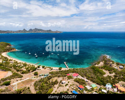 Vue aérienne de l'île tropicale de drones de Mayreau et turquoise de la mer des Caraïbes à St Vincent et Grenadines Banque D'Images