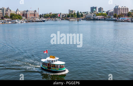 Victoria, Colombie-Britannique, Canada ; le 26 juillet 2018. Un taxi de l'eau transporte les touristes et de résidence à différents docks autour de la magnifique ville de Victoria. Banque D'Images