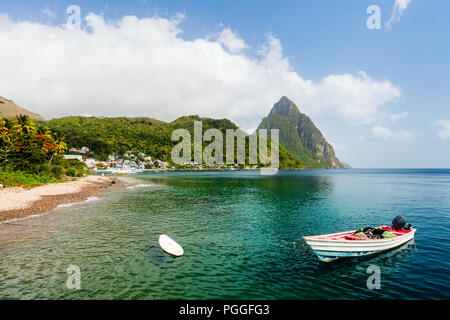 Sable blanc plage tropicale idyllique avec vue sur montagnes Piton à Sainte Lucie Caraïbes Banque D'Images