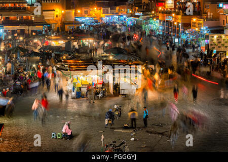 Maroc-DEC 24, 2012:Le marché de nuit animé dans la médina, un site de l'UNESCO, à Marrakech, au Maroc. Dans la soirée, la place se remplit de stand alimentaire Banque D'Images