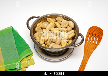 Gnocci aux crevettes et fenouil. Étape par étape. Le plat préparé : BM87CH Banque D'Images