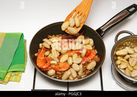 Gnocci aux crevettes et fenouil. Étape par étape. Le plat préparé : BM87CH Banque D'Images