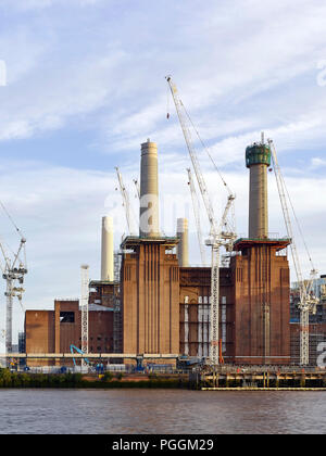 Vue détaillée sur la Tamise. Battersea Power Station, en construction, Londres, Royaume-Uni. Architecte : Sir Giles Gilbert Scott, 1953. Banque D'Images