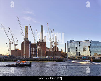 Vue sur rivière avec Thames Clipper et barge. Battersea Power Station, en construction, Londres, Royaume-Uni. Architecte : Sir Giles Gilbert Sco Banque D'Images