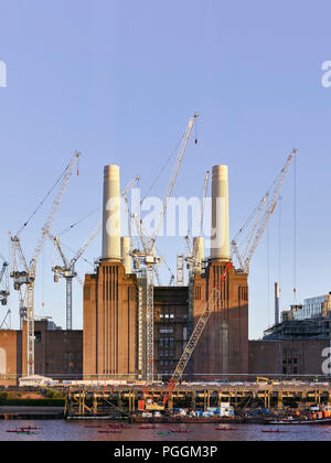 Vue détaillée de l'après-midi dans la lumière. Battersea Power Station, en construction, Londres, Royaume-Uni. Architecte : Sir Giles Gilbert Scott, Banque D'Images