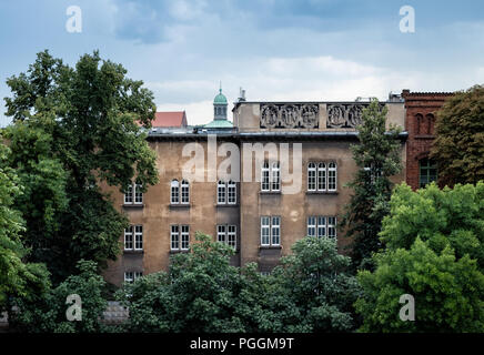Appartement rustique et ancienne maison avec beaucoup de fenêtres et une végétation luxuriante à Cracovie, Pologne Banque D'Images