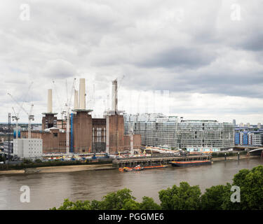 Portrait à travers Tamise avec ciel nuageux. Battersea Power Station, en construction, Londres, Royaume-Uni. Architecte : Sir Giles Gilbert Scott, Banque D'Images