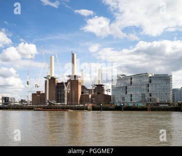 Vue sur la Tamise à la lumière du soleil avec les nuages. Battersea Power Station, en construction, Londres, Royaume-Uni. Architecte : Sir Giles Gilbert Sc Banque D'Images